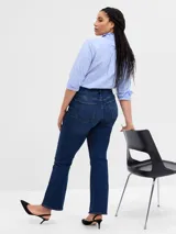 Jean de tiro medio, corte ajustado en la cadera y muslo, y acampanado desde la rodilla.