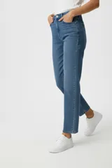 Pantalón jean azul de calce alto, corte recto y diseño a rayas verticales.