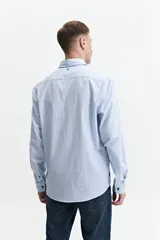 Camisa de algodón color azul oscuro, con cuello clásico y corte semi slim.