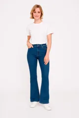 Pantalón de jean azul oscuro, de corte oxford y calce alto.
