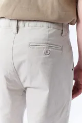 Pantalón chino color beige, de corte recto.