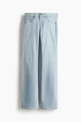 Pantalón de jean celeste de tiro bajo, corte ajustado en la cadera y acampanado desde la rodilla.