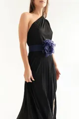 Faja ancha de tela azul marino con una gran flor decorativa de plumas en tono azul oscuro en el centro.