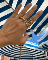 Anillo dorado con diseño abstracto con aberturas.