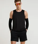 Bermuda masculina negra de microfibra con textura de perforaciones, cintura elástica ajustable con cordón y bolsillos.