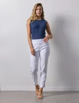 Pantalón negro de gabardina elastizada con pretina ancha elastizada, bolsillos delanteros simulados, bolsillos traseros aplicados y ruedo calado.
