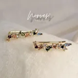 Aros dorados con diseño trepador y zirconias multicolores.