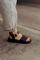 Sandalias de cuero color arena con base de goma negra, taco de 4cm y plataforma delantera de 1,5cm.