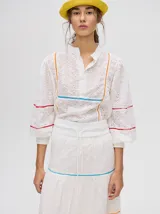 Falda larga blanca de broderie de algodón con detalle de galones con transparencias, pretina elástica con cordones ajustables y forro jacquard.