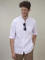 Camisa de lino manga larga color blanco, con cuello mao y bolsillo en el pecho.