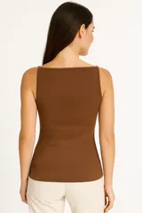 Musculosa naranja de punto canalé, con breteles finos y escote recto.