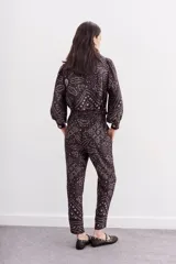 Pantalón tipo babucha de viscosa estampada, con caída fluida, cintura elastizada y cordón de ajuste con terminaciones metálicas.