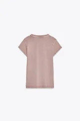 Remera color ladrillo con cuello redondo y mangas cortas.