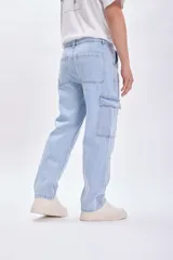 Pantalón de jean cargo recto color celeste claro.