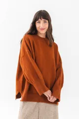 Buzo oversized de punto color tostado, con mangas largas y diseño cómodo.