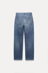 Jeans de tiro medio con corte recto, color azul denim con efecto lavado. Cuenta con cinco bolsillos, trabillas en la cintura y cierre frontal con cremallera y botón metálico.