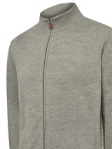 Sweater gris de lana merino extrafina, con cuello alto, cierre completo y bolsillos frontales.