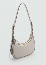 Bolso tipo bandolera color verde oliva, con efecto piel y tamaño mediano. Tiene cierre de cremallera, forro interior y asa de hebillas ajustable.