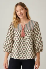 Blusa estampada con cuello en V y mangas 3/4 abullonadas.