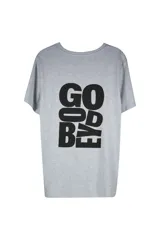 Remera de manga corta color ladrillo, con cuello redondo y corte holgado.