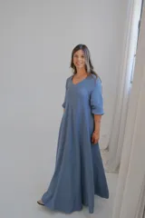 Vestido largo celeste de jean con mangas 3/4 y escote en V.