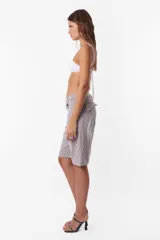 Bermuda de jean color gris claro, tiro bajo y corte ancho.