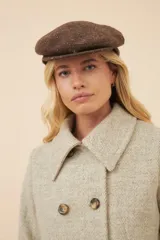 Boina marrón de lana con visera.