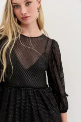 Vestido largo negro de tul bordado con lentejuelas y canutillos, mangas ballon y escote redondo.