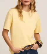 Remera blanca oversized de mangas cortas, confeccionada en algodón peruano, con cuello redondo y sin estampa.