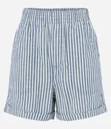 Short de cintura alta con elástico, bolsillos delanteros y traseros, bajo plegado y estampado de rayas verticales azules y blancas.