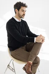 Pantalón negro de corte recto.
