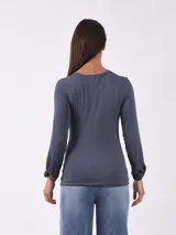 Remera de manga larga color gris oscuro, con cuello redondo y corte ajustado.