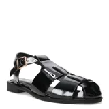 Sandalias negras tipo pescador, con tiras anchas de charol y hebilla dorada.