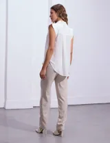 Blusa negra de gasa marca Tahari, con cuello a la base con solapa, abertura central con botones ocultos y detalle plisado en hombros.