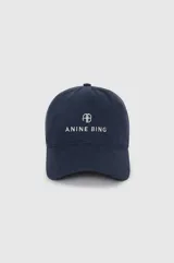 Gorra de béisbol azul marino con logo bordado en blanco.