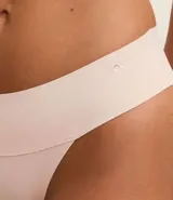 Kit de dos bombachas corte bikini, confeccionadas en microfibra color beige y marrón claro, con cintura ancha y sin estampa.