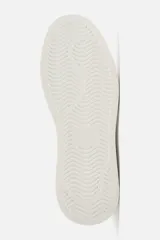 Zapatillas deportivas blancas con detalle en color gris en el talón y suela con plataforma.
