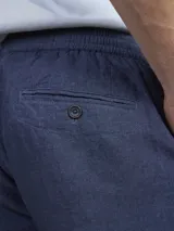 Pantalón jogger color gris claro confeccionado en mezcla de lino y algodón. Diseño liviano, fresco y cómodo, con calce comfort y cintura elástica con cordón ajustable.