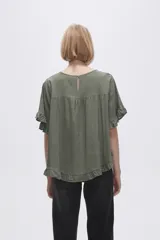 Blusa color coral con cuello redondo y mangas cortas con volados.