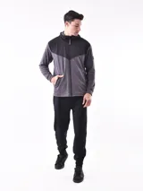 Campera deportiva azul con paneles negros en la parte superior y capucha. Cierre frontal con cremallera.