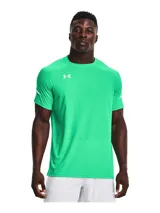 Remera deportiva verde con logo Under Armour blanco en el pecho y detalles de rayas blancas en las mangas.