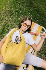 Bolso deportivo tipo duffel bag de nylon color negro, con asas de mano y correa ajustable para hombro. Diseño simple y funcional.