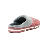 Pantufla sin talón en simil cuero color rosado, con costuras y forro de piel de durazno.