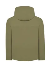 Campera impermeable verde oliva con capucha desmontable, cierre frontal con broches y bolsillos laterales con cierre.