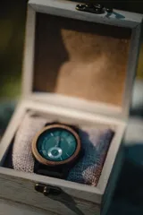 Reloj de pulsera Chenaut modelo Émeraude d’Ébène, con caja y malla de madera de ébano y nogal. Esfera verde esmeralda con segundero pequeño. Cristal Hardlex y movimiento de cuarzo. Resistente al agua (3 ATM).