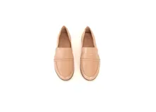 Mocasines nude de cuero con suela marrón y plantilla de látex. Fabricados a mano.