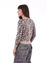 Cárdigan color beige con estampado animal print en tonos grises, con cuello en V y cierre frontal con botones marrones.
