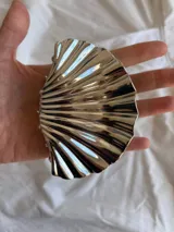 Pinza para el pelo plateada con forma de concha de mar, realizada en aleación.