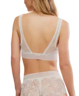 Bralette rojo de encaje con copas triangulares y abertura en el centro del pecho.