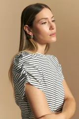 Remera de manga corta con rayas horizontales negras y blancas. Presenta cuello redondo y mangas abullonadas con frunce en los hombros.